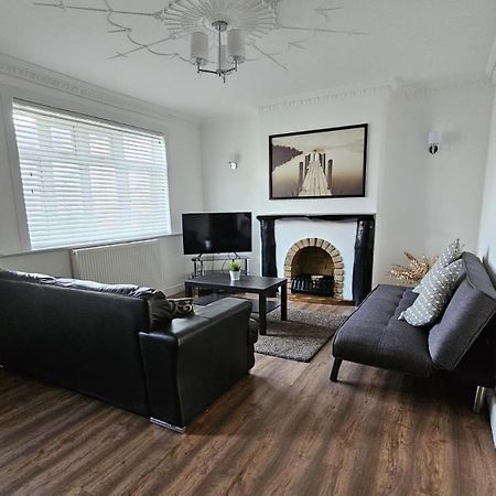 The Crescent, 3 Bed House With 2-3 Parking Spaces, Great For Contractors And Family Greenhithe Zewnętrze zdjęcie