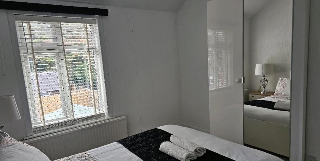 The Crescent, 3 Bed House With 2-3 Parking Spaces, Great For Contractors And Family Greenhithe Zewnętrze zdjęcie