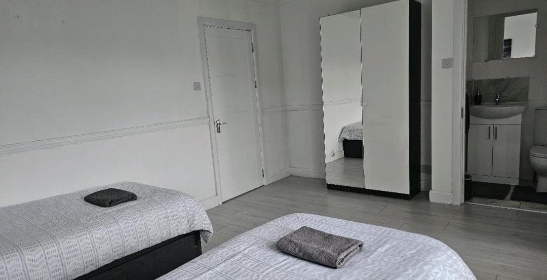 The Crescent, 3 Bed House With 2-3 Parking Spaces, Great For Contractors And Family Greenhithe Zewnętrze zdjęcie