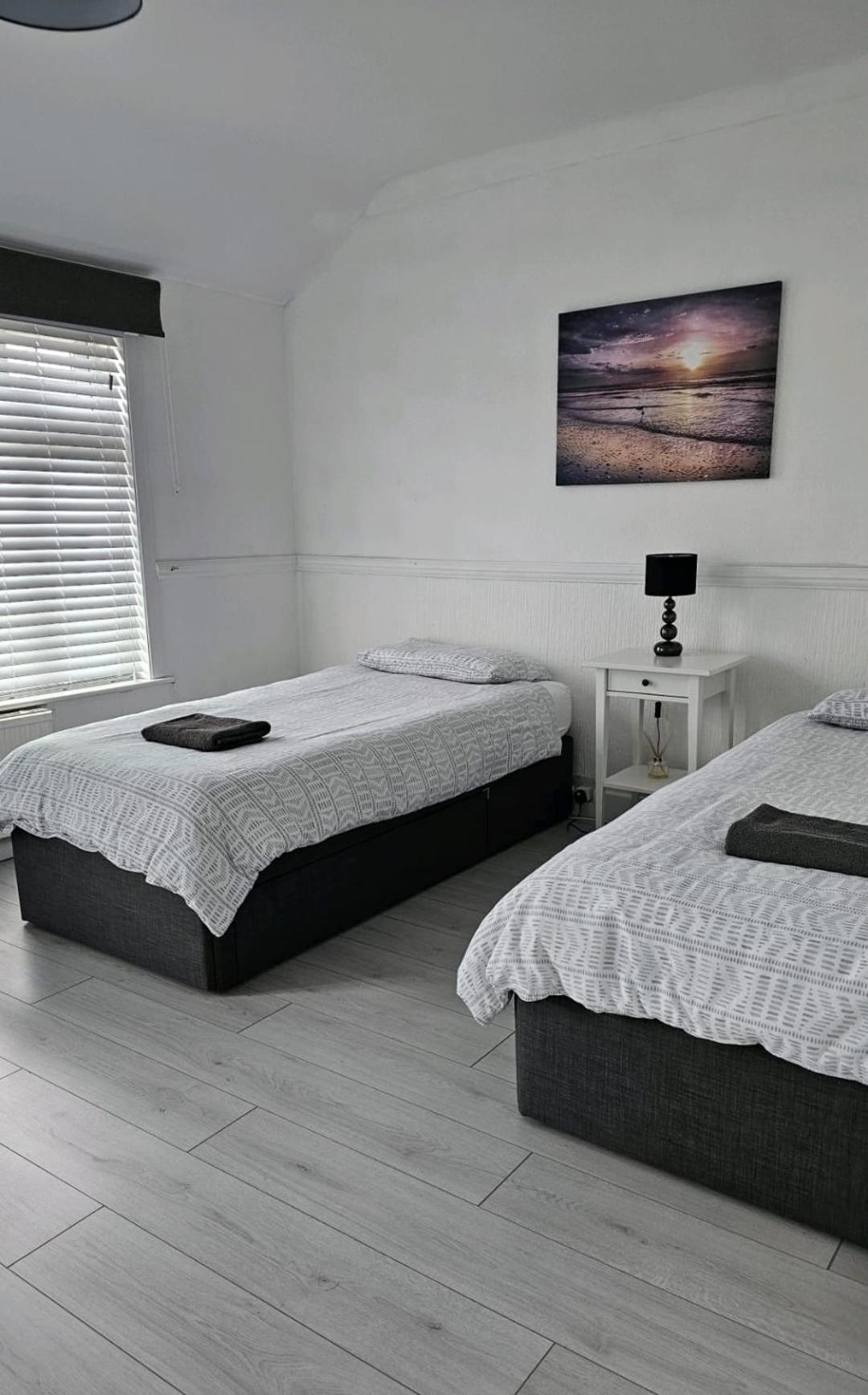 The Crescent, 3 Bed House With 2-3 Parking Spaces, Great For Contractors And Family Greenhithe Zewnętrze zdjęcie